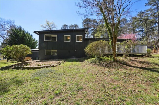 Building Photo - 3684 Northlake Dr