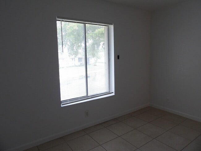 Building Photo - 728 Sunny Pine Way