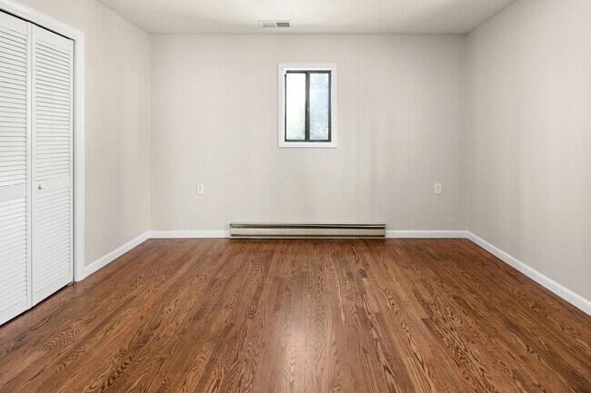 Building Photo - Lovely Home - Beautiful Wooded Setting