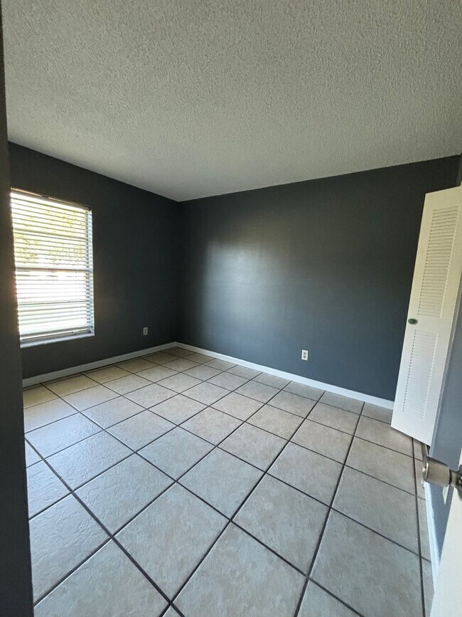 Building Photo - Deltona Lakes, Quaint 3 bed 1 bath