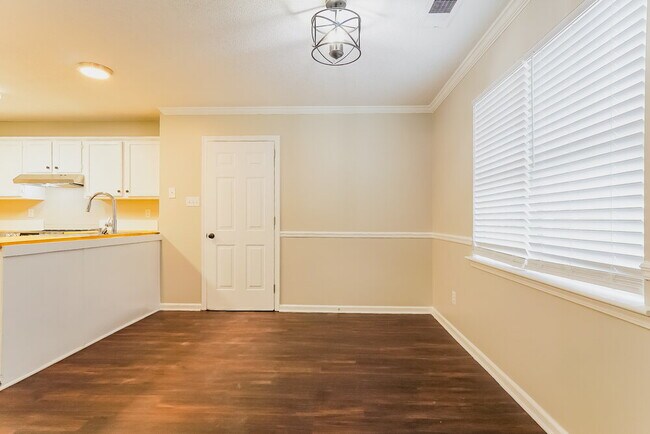 Building Photo - 215 Dolphin Ct