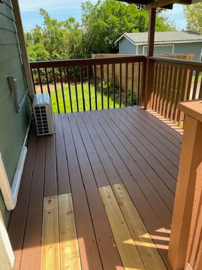 Building Photo - 2bd 1ba Updated Camas Townhome w/ 1214 sq ft!