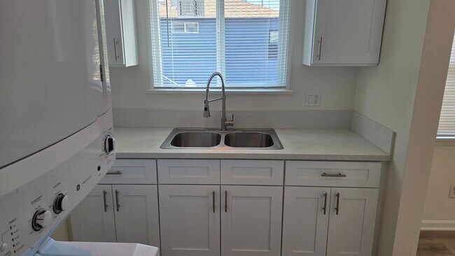 Building Photo - 4135 W Toluca Lake Ave