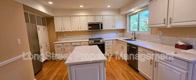 Building Photo - 6910 SW 11th Dr