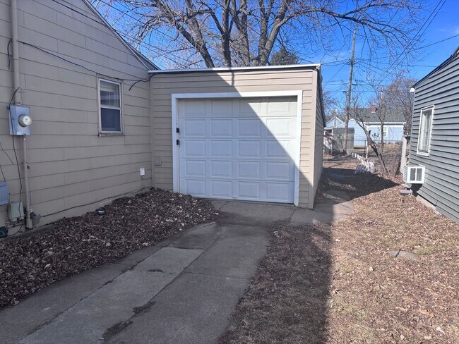 Building Photo - 726 W Military Ave