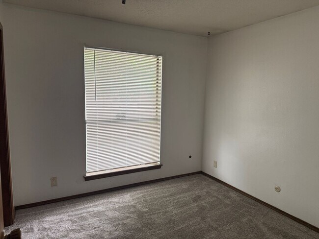 Building Photo - 4 Br, 1.75 Ba, 2 living areas, formal dining room, 2 CG, nice yards, storage shed
