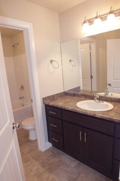 Building Photo - Like New Townhouses! Available Now!