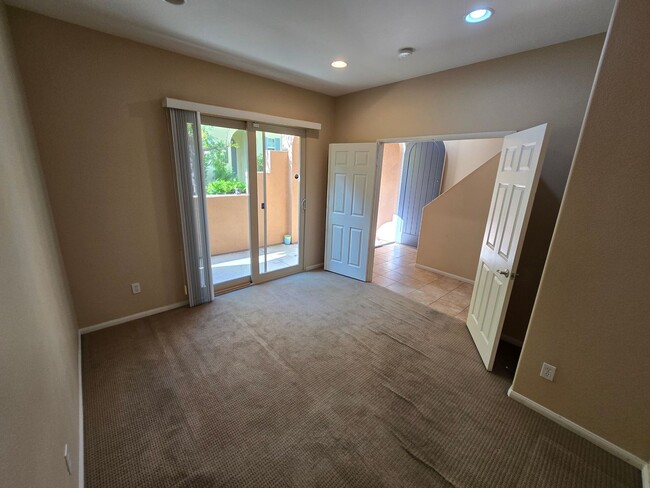 Building Photo - Luxury Tri-Level Townhome – Terraces at Es...