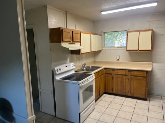 Building Photo - 693 Tyner St