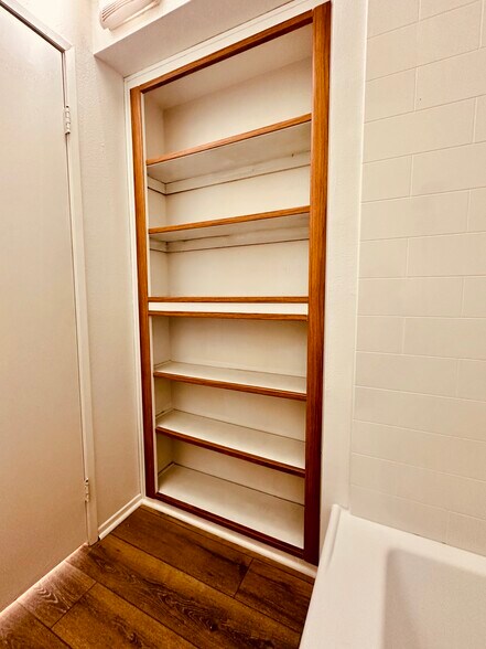 Building Photo - 10 Abrigo