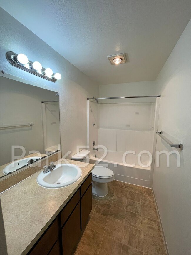 Building Photo - Lower Level - 2 Bed 1 Bath Apartment in Orchard Park Estates