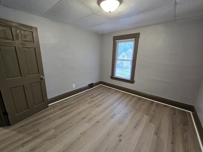 Building Photo - 419 Bratnober St