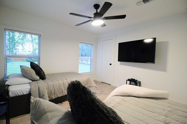 Building Photo - Ryan Place- Short to Mid-Term Rental Fully Remodeled 2  Bed, 1 Bath