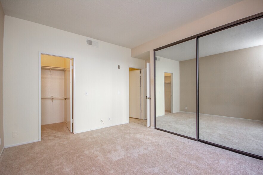 Building Photo - 2218 River Run Dr