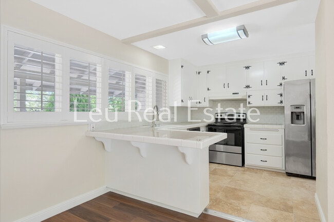 Building Photo - 6640 S Land Park Dr