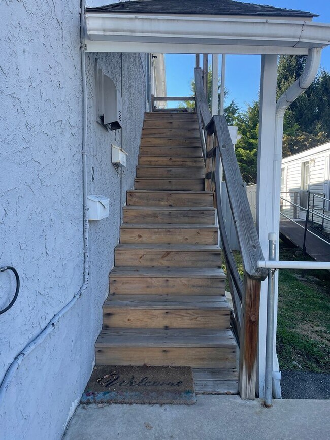 Building Photo - Aston 2 bed 1 bath apartment