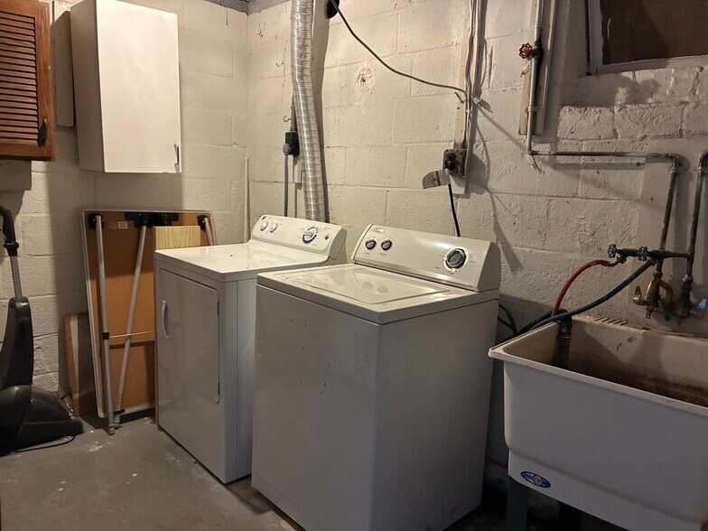 LAUNDRY ROOM - 5112 Hollywood Rd