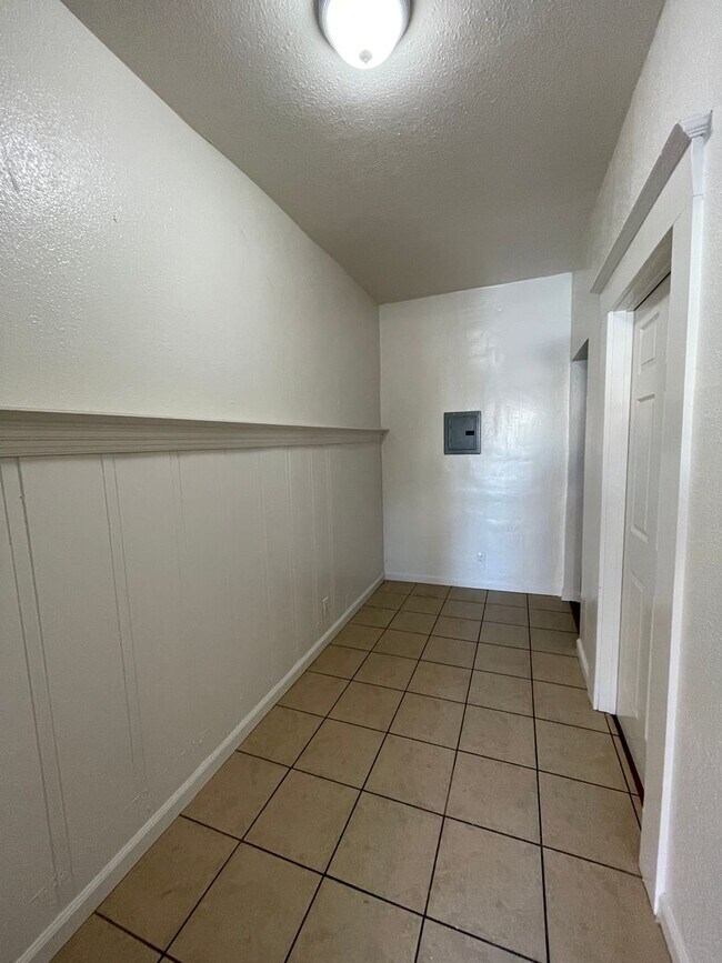 Building Photo - Large Lower Unit - 627 W Grand Ave