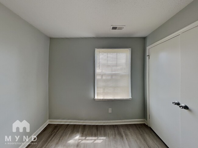 Building Photo - 4815 S Singing Woods Pl