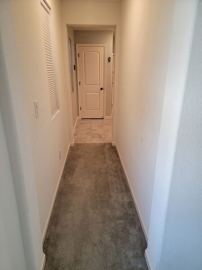 Building Photo - Beautiful 3 Bedroom 2.5 bath Home