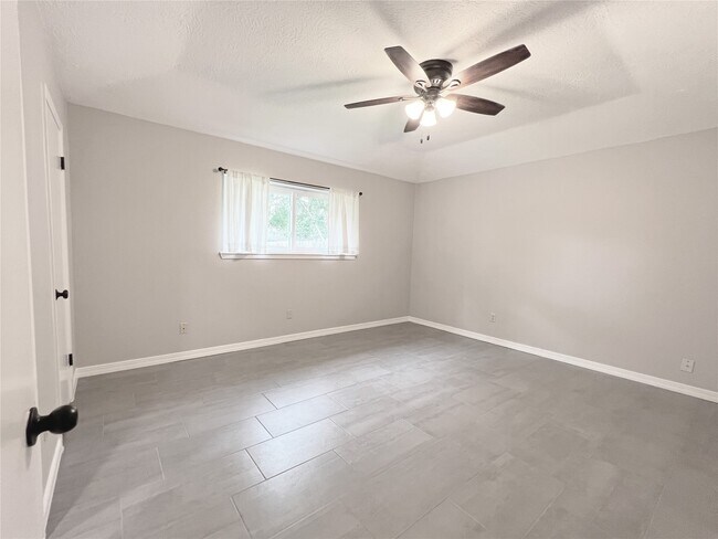 Building Photo - 6210 Creekside Ln