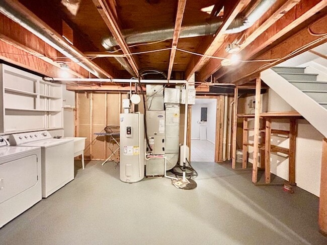 Building Photo - Spacious and bright 3BR/2.5BA townhouse with enclosed back patio