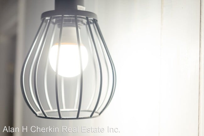 Building Photo - 3 br, 1 bath House - 4 East Miller Road