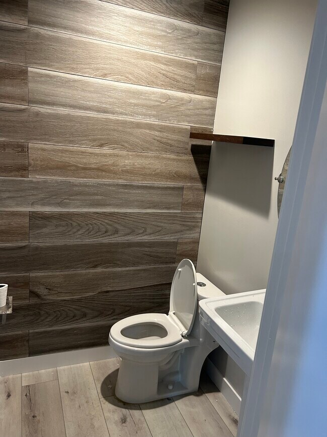 Guest bathroom - 19548 Los Alimos St