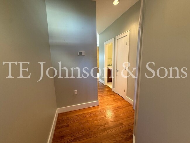 Building Photo - Modern Three Level Townhome in the Heart o...