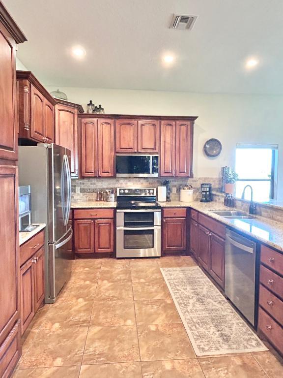 Building Photo - 8470 SW Sun Valley Dr