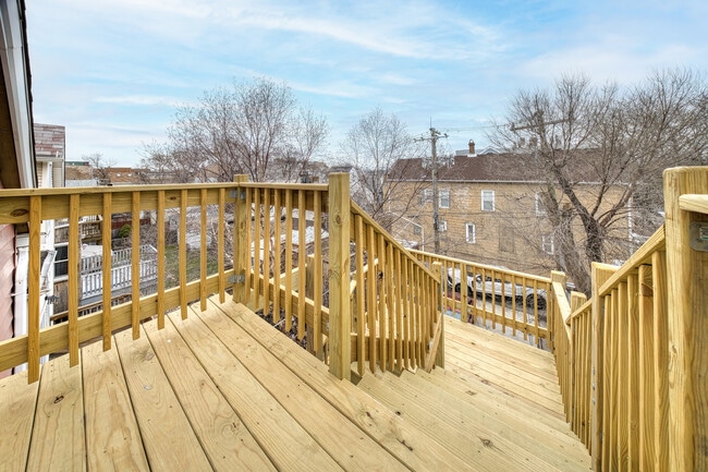 Building Photo - 3037 N Southport Ave