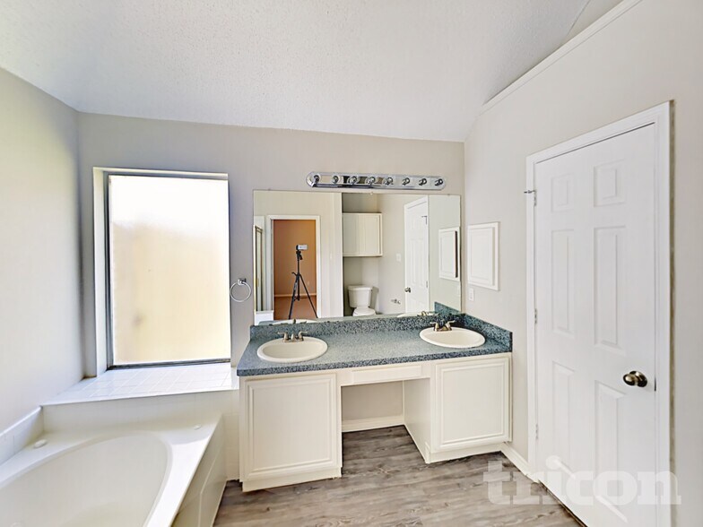 Building Photo - 1508 Manitoba Ln