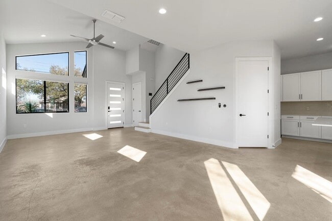 Building Photo - 1405 Perez St