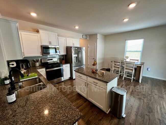 Building Photo - 27 Oak Edge Ln