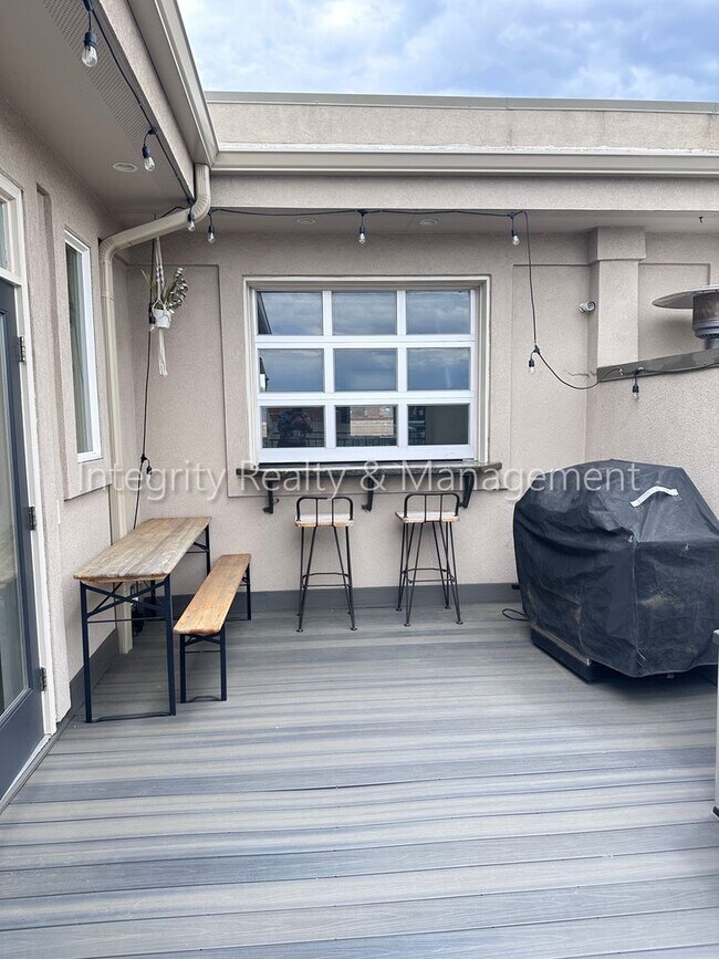 Building Photo - 4 Bed/4 Bath, 2,553 Sqft -1259 N Washingto...