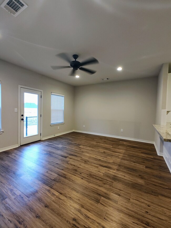 Building Photo - 5670 Shadowbend Cir N