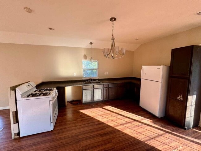 Building Photo - 915 Rosario St