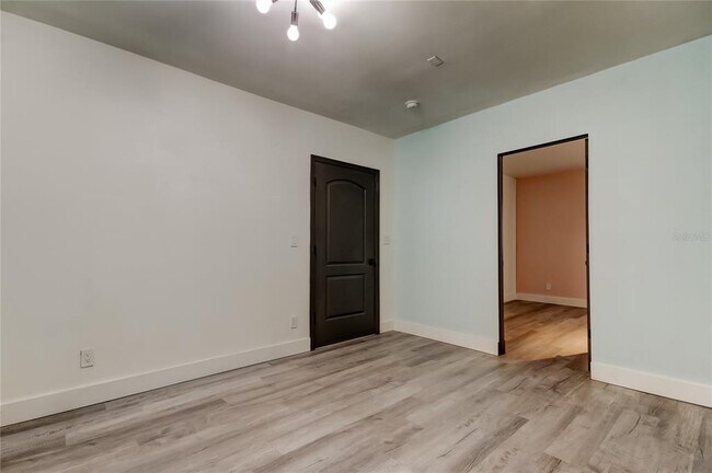 Building Photo - 375 10th Ave N