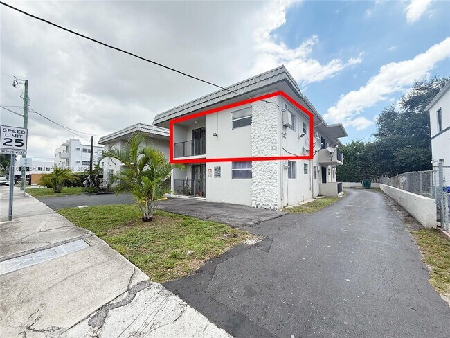 Building Photo - 635 SW 7th Ct