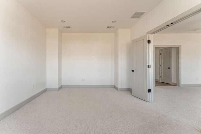 Building Photo - 317 Travis St