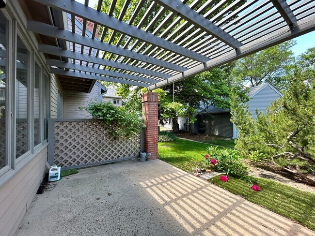 Building Photo - Gorgeous 4 Bedroom Townhome Steps from Boulder Country Club