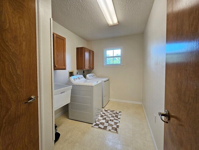 Building Photo - Charming 2 Bed, 2 Bath Home for Rent in Spring Hill (34609) – Spacious, Bright, and Perfectly Loc...