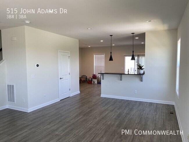 Building Photo - 3 Bed / 3 Bath Townhouse (Available 8/10/23)
