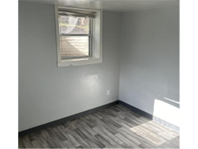 Building Photo - 542 Hazel St N