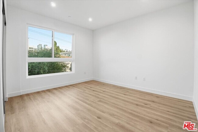 Building Photo - 1820 Prosser Ave