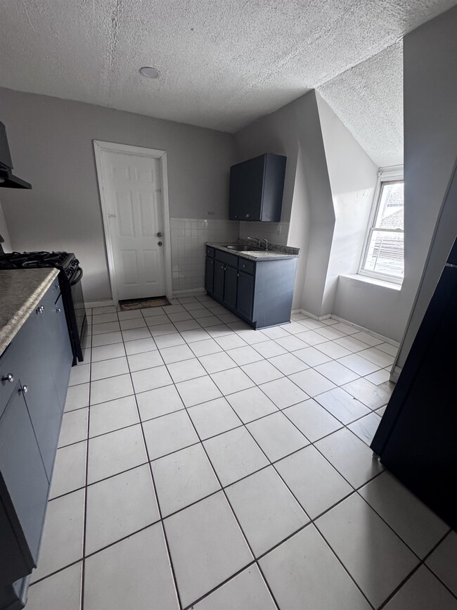 Building Photo - 649 Mt Prospect Ave