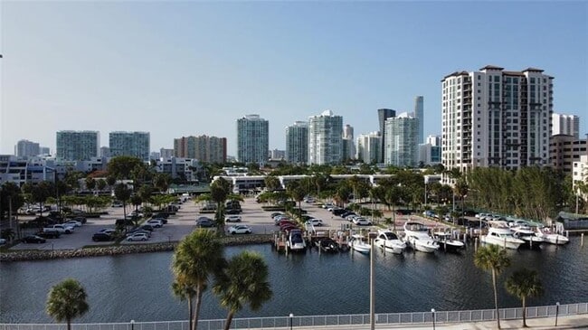 Primary Photo - 500 Bayview Dr
