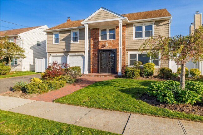Building Photo - 4047 Greentree Dr