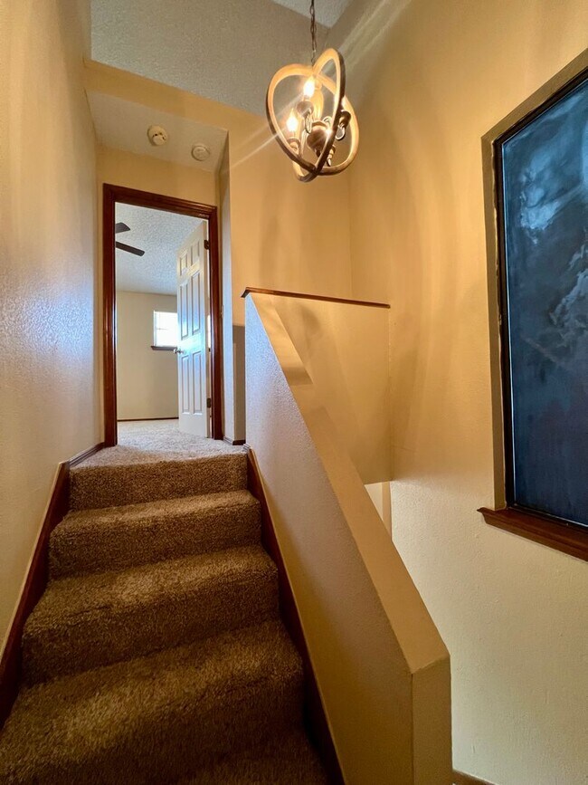 Building Photo - Cozy Rental in NW OKC!