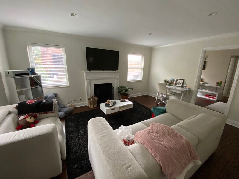 Living Room w. Fireplace Hardwood Fl - 2023 Edgecliff Pt